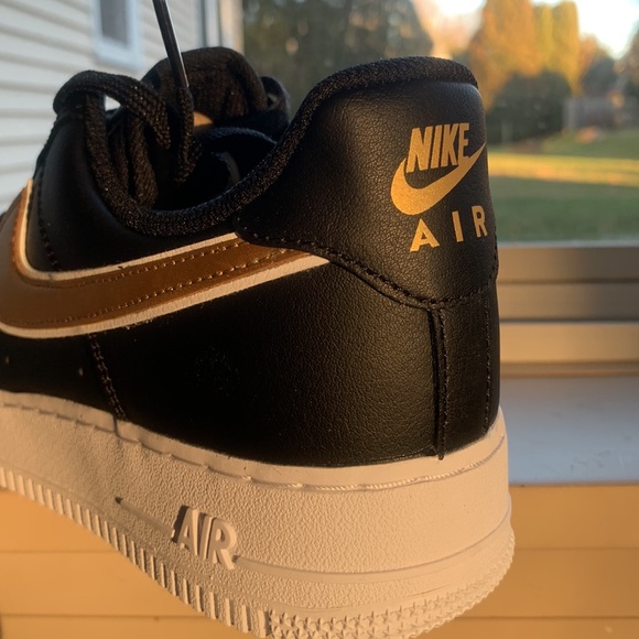 Nike Air Force 1 '07 Women's Sneakers Black/Metallic Gold & White - Picture 5 of 9